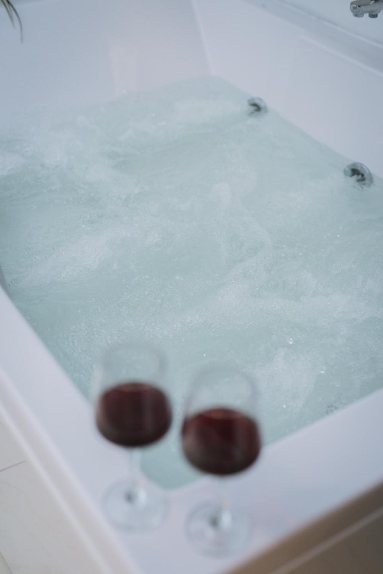 Stylish Apt W Jacuzzi, 5 Min To White Tower سالونيك المظهر الخارجي الصورة