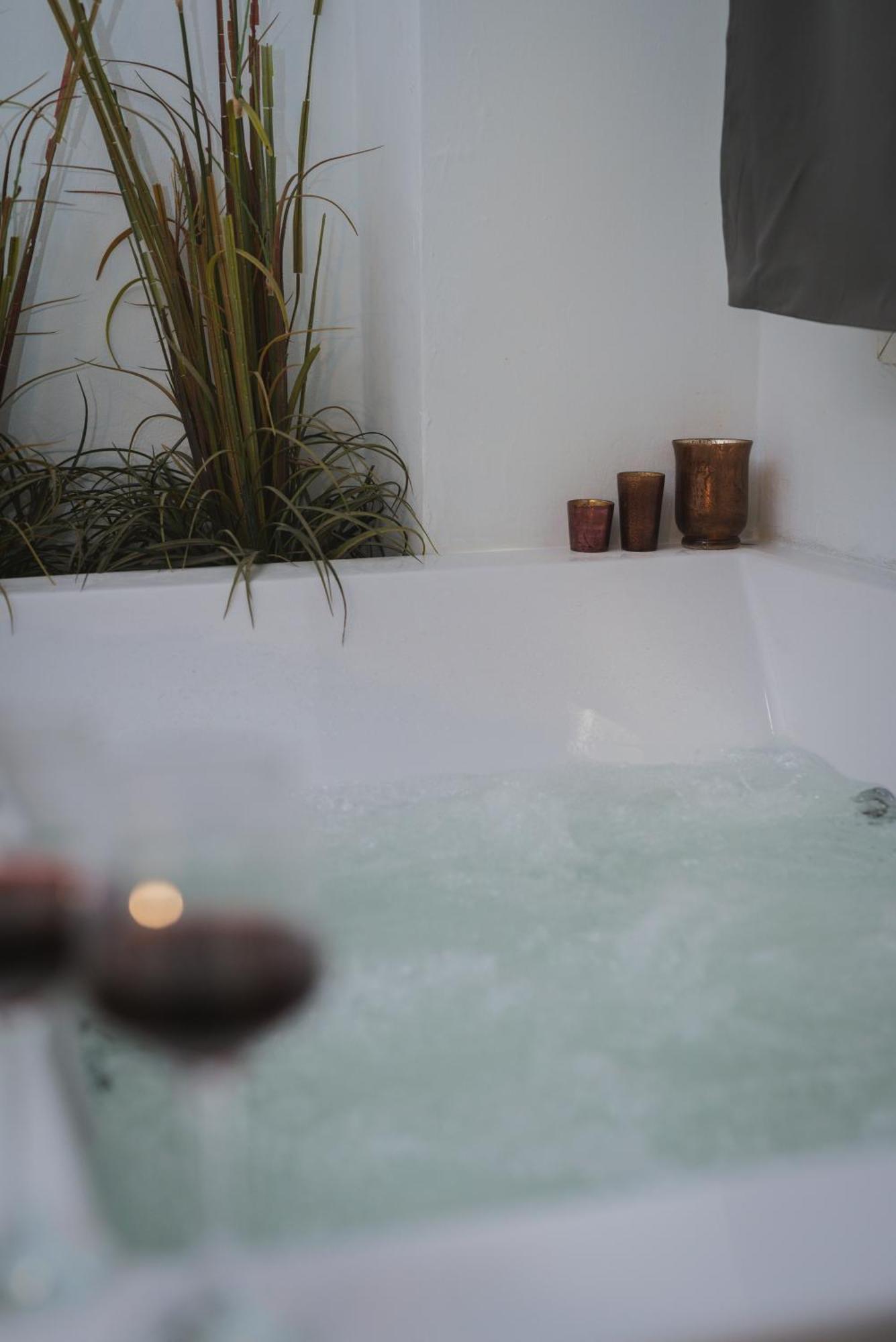Stylish Apt W Jacuzzi, 5 Min To White Tower سالونيك المظهر الخارجي الصورة