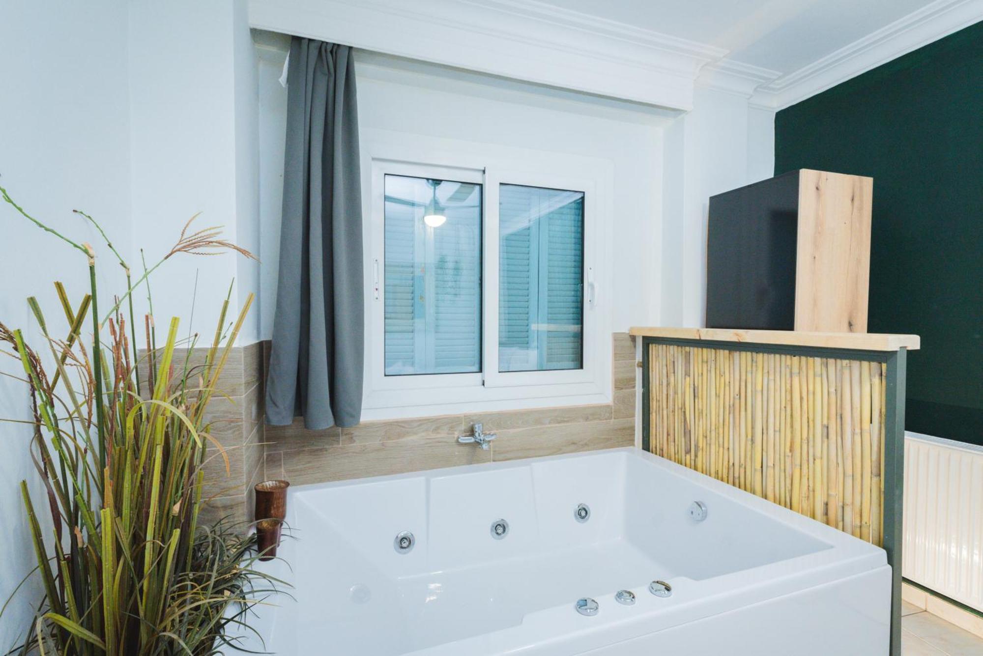 Stylish Apt W Jacuzzi, 5 Min To White Tower سالونيك المظهر الخارجي الصورة